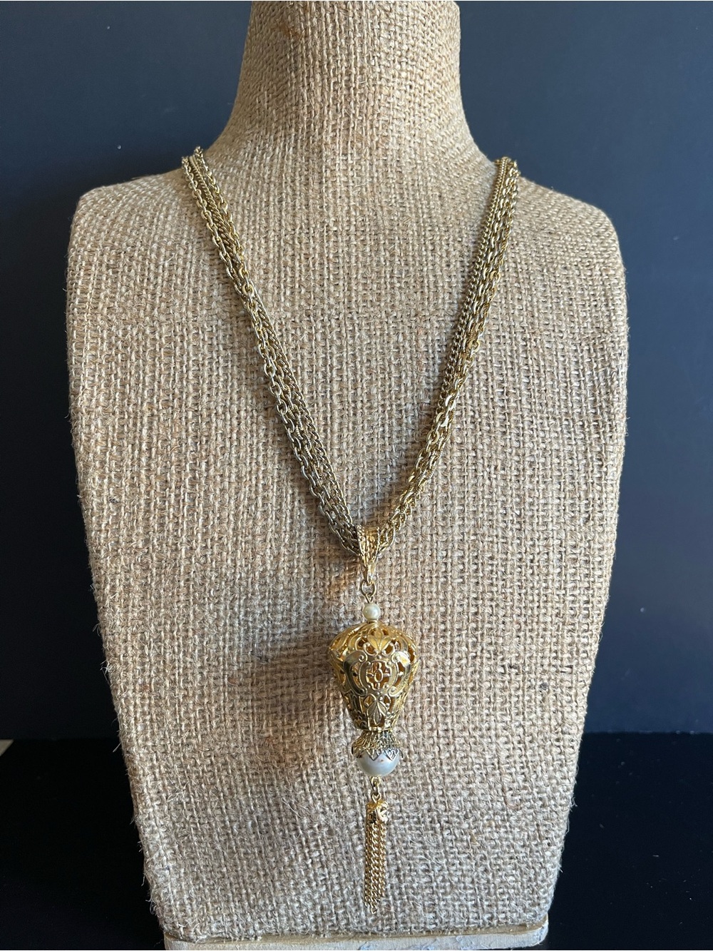 Vintage celebrity gold tone Filigree faux pearl tassel Pendant Necklace.